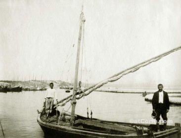 Korfu alte Fotos-Fischer in einem Boot