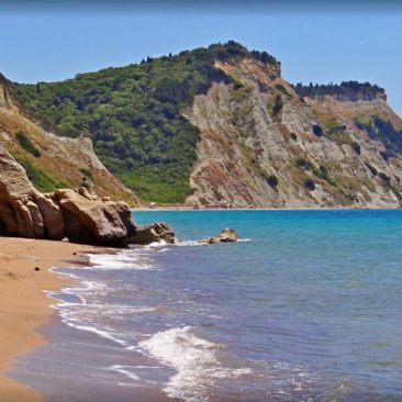 Arkoudila Bay Beach mit majestätischen Felsen