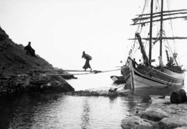 ξεφορτώνοντας προμήθειες για το μοναστήρι του Αγίου Παύλου