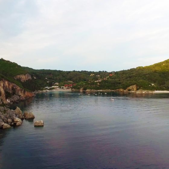 Η Παραλία Λιαπάδων αριστερά και η Ροβινιά στο κέντρο και δεξιά