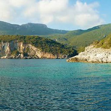 Σκάφος καντίνα στην παραλία της Ροβινιάς